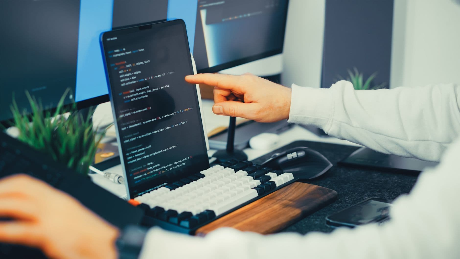 Dirigeant de PME qui compare des solutions logicielles sur un ordinateur portable dans un bureau
