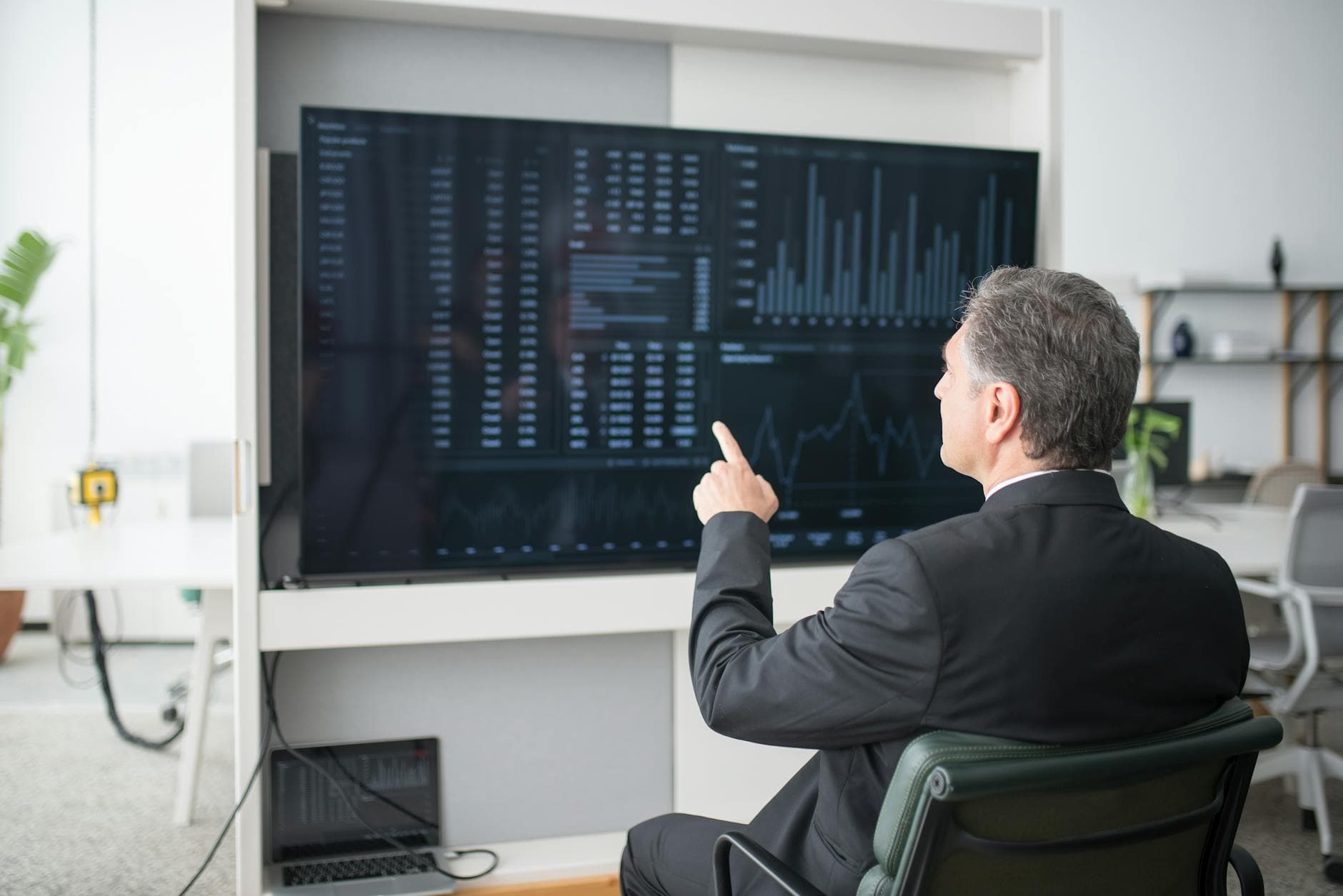 Tableau de bord PME avec indicateurs clés affichés sur un écran d'ordinateur portable