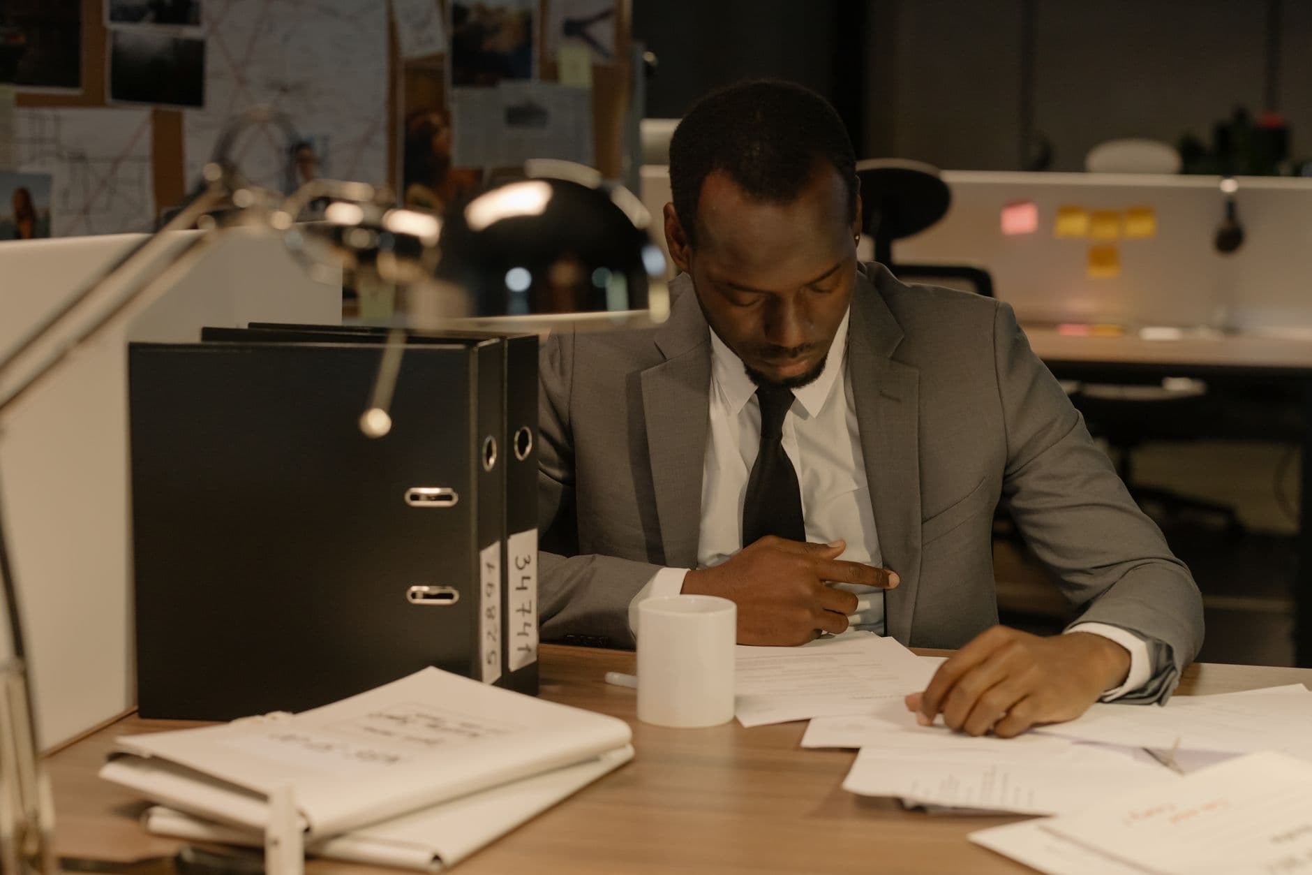 Dirigeant de TPE qui examine des CV sur son bureau