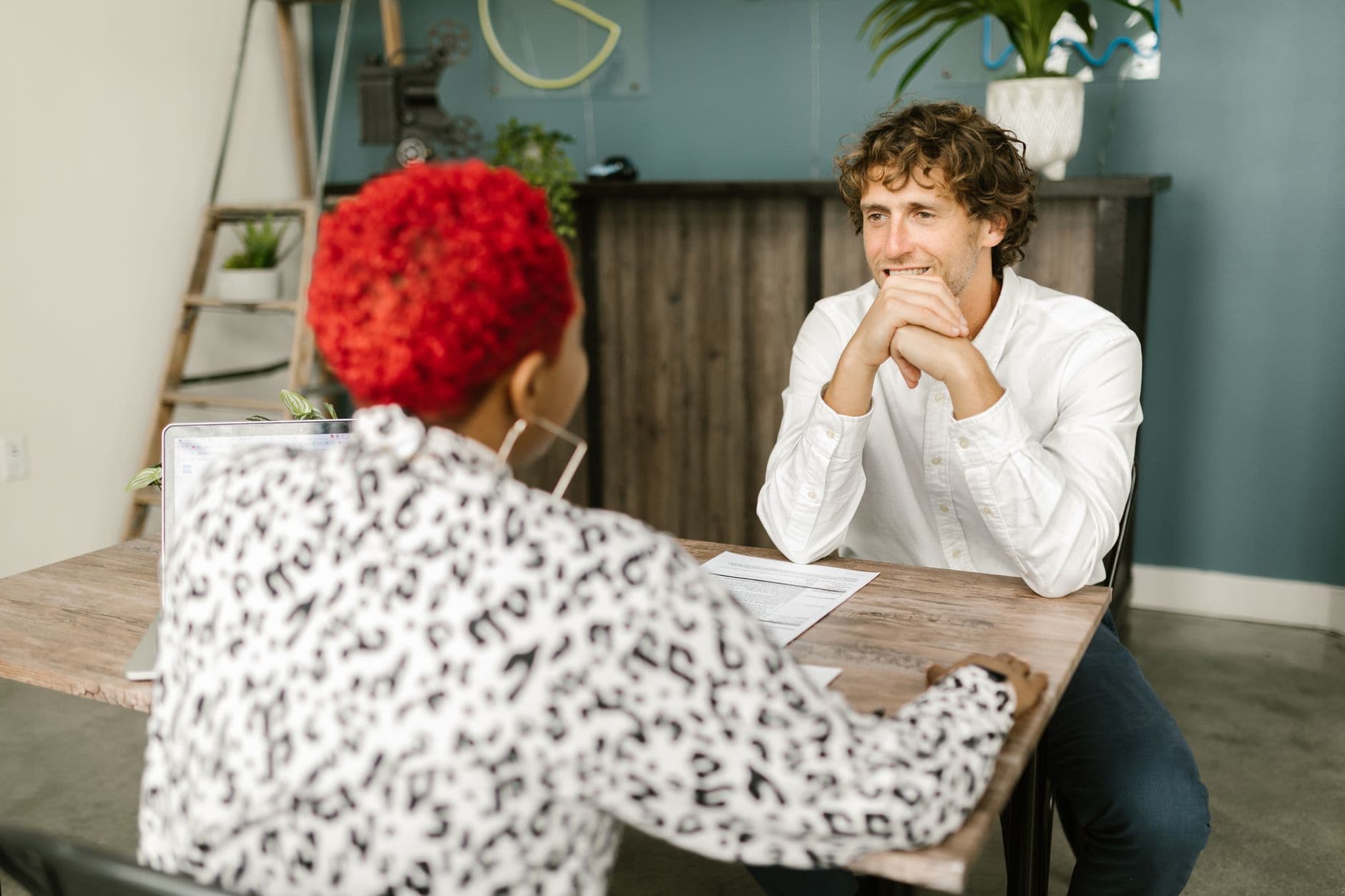 Entretien de recrutement dans les locaux d'une petite entreprise